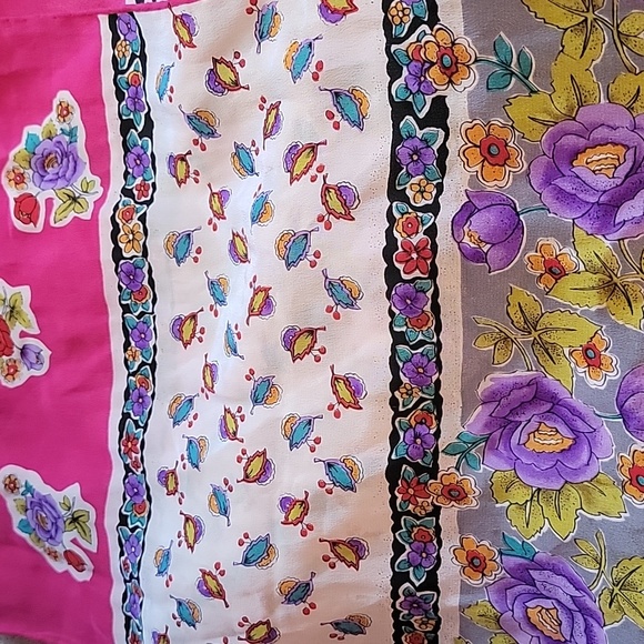 BILL BLASS beautiful Floral Scarf - Picture 4 of 4